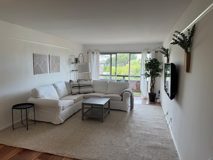 Bright Apartment Near Lake Merritt & Lakeshore - Oakland, CA