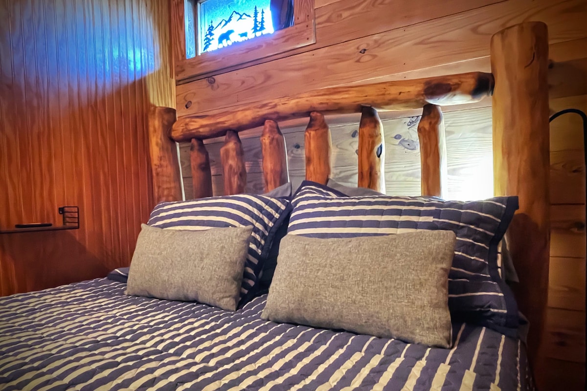 Bračni krevet s okvirom u stilu drvene kolibe