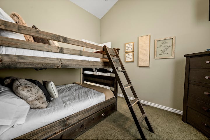 Овој кревет на спрат всушност има три места за спиење! Долната фиока се извлекува и има дополнителен кревет – совршен за уште еден гостин или за децата.