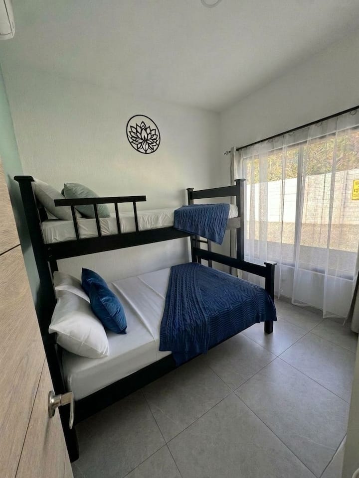 Segundo quarto, beliche com cama de casal embaixo e cama de solteiro em cima, ar-condicionado, armário
