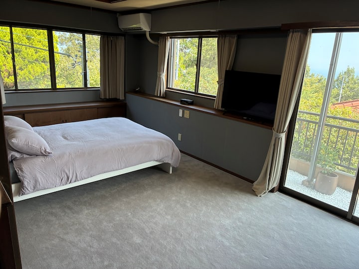 Spavaća soba u zapadnjačkom stilu na 2. katu također ima pogled na Big Island i vlastitu terasu.