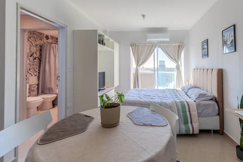 Anuncio de Airbnb popular: Bright, Quite Studio with Balcony en Villa Urquiza