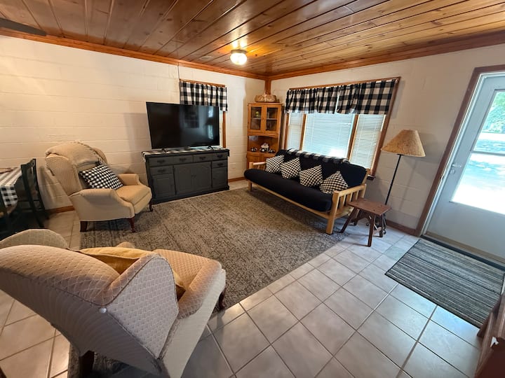 Great Lakes Getaway Cottage W/private Beach Access - Caseville, MI