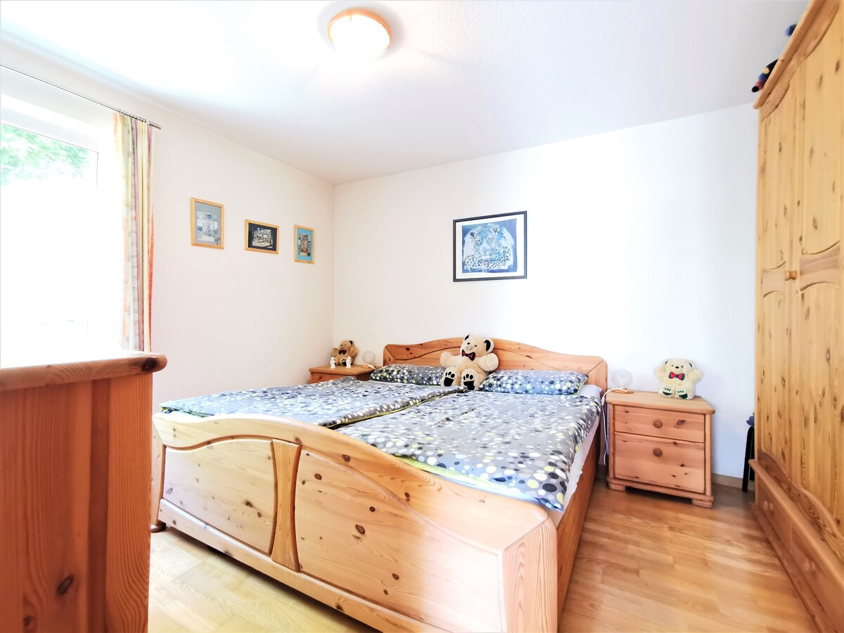 大床180x210、衣柜和梳妆台