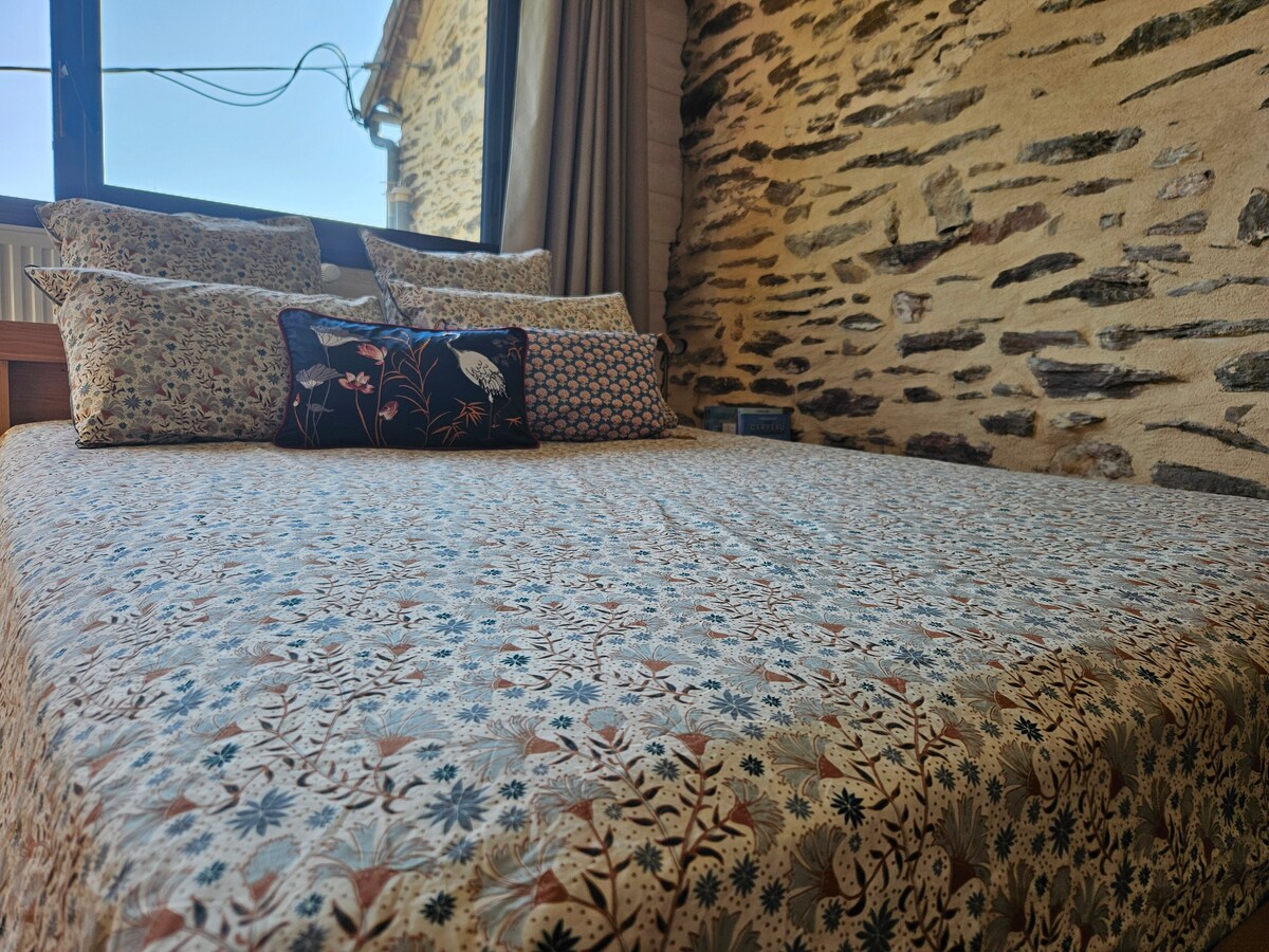 一张标准双人床和大熊的景观。