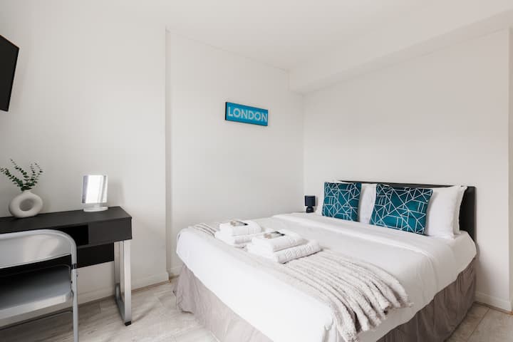 Spavaća soba 3: ugodna i privatna, opremljena bračnim krevetom, ormarom, stolom za rad i televizorom – idealna za miran odmor.