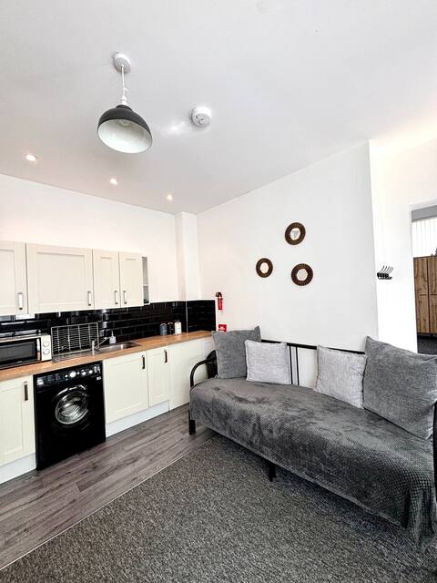 Top performing Airbnb: Belmont Apartment ground floor / private entrance in Tuebrook And Stoneycroft