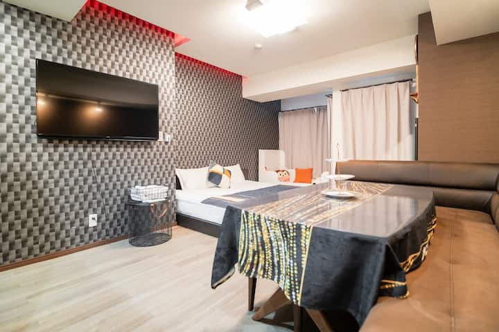 Una cama doble de 2 m y una cuna de 1,6 m, mesa y sillas, TV