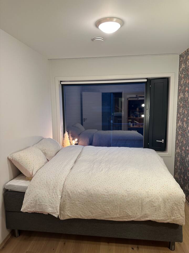 Კომფორტული ორადგილიანი საწოლი, ასევე, აღჭურვილია სინათლისგან დამცავი გორგოლაჭებიანი ჟალუზით. 