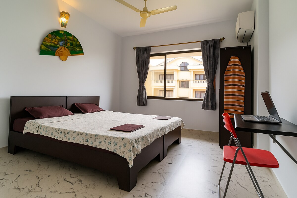 Segundo dormitorio: estancia cómoda perfecta para trabajo y ocio - Habitación funcional con espacio de trabajo y luz natural