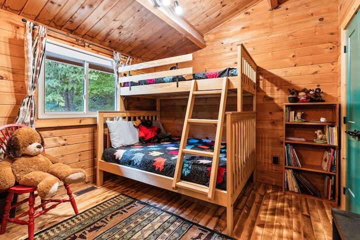 Kid-friendly twin room designed for comfort and relaxation