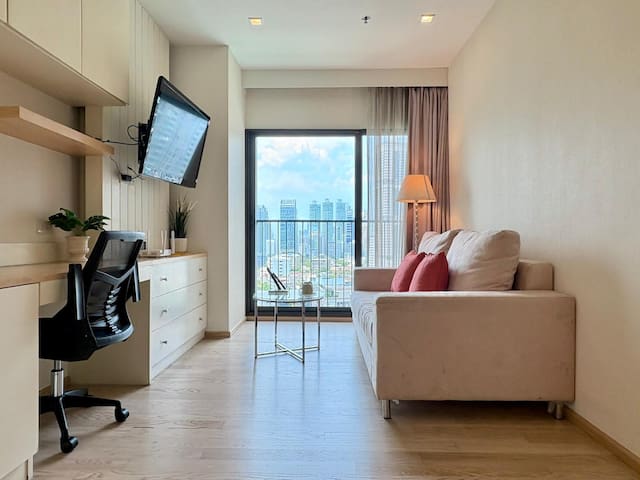 Bangkok Bliss | Work-Ready 1BD | Fiber | BTS 2 Min
