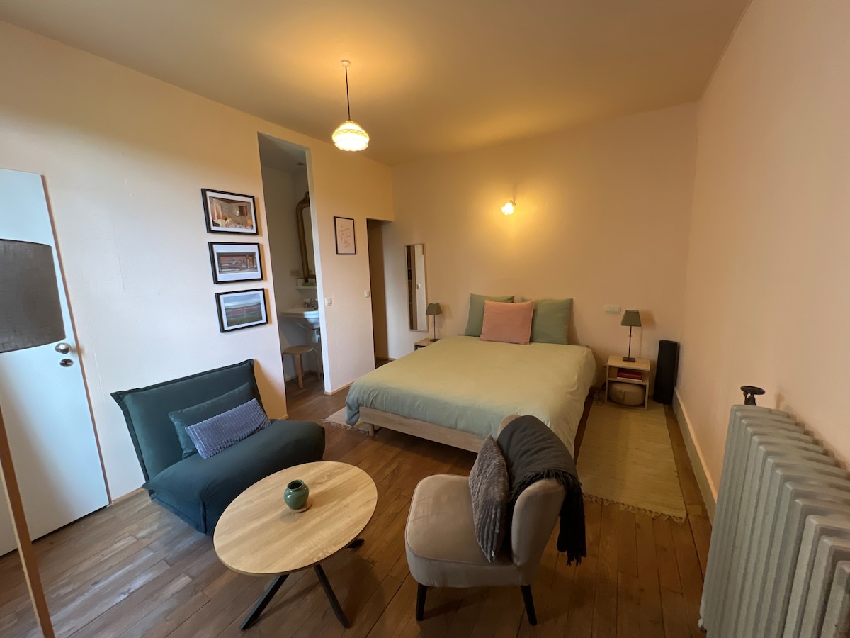 Prostrana vrlo tiha spavaća soba s odvojenim WC-om, tušem, umivaonikom, malom garderobom i prostorom za sjedenje 