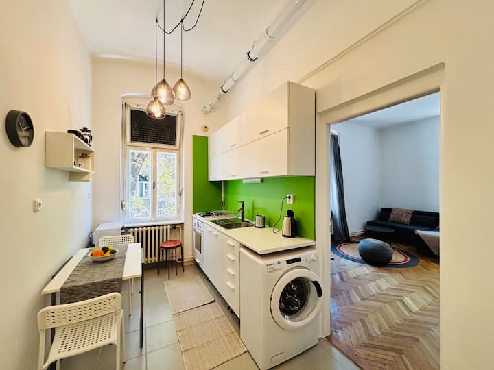 Byt S Vysokými Stropmi V Blízkosti Hlavnej Stanice - Bratislava