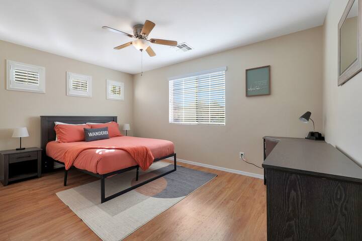 Duerme cómodamente en sábanas y edredones de calidad de hotel en habitaciones cuidadosamente diseñadas.