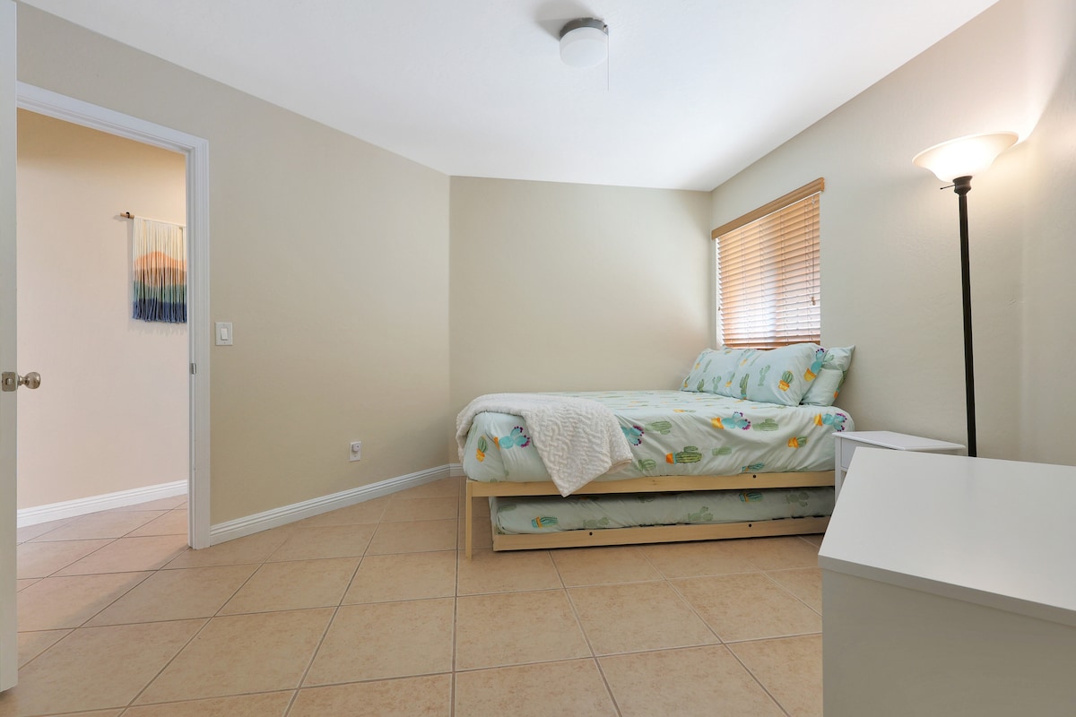 استمتع بالنوم بشكل مريح على ملاءات وألحفة ذات جودة فندقية في غرف نوم مصممة بعناية.