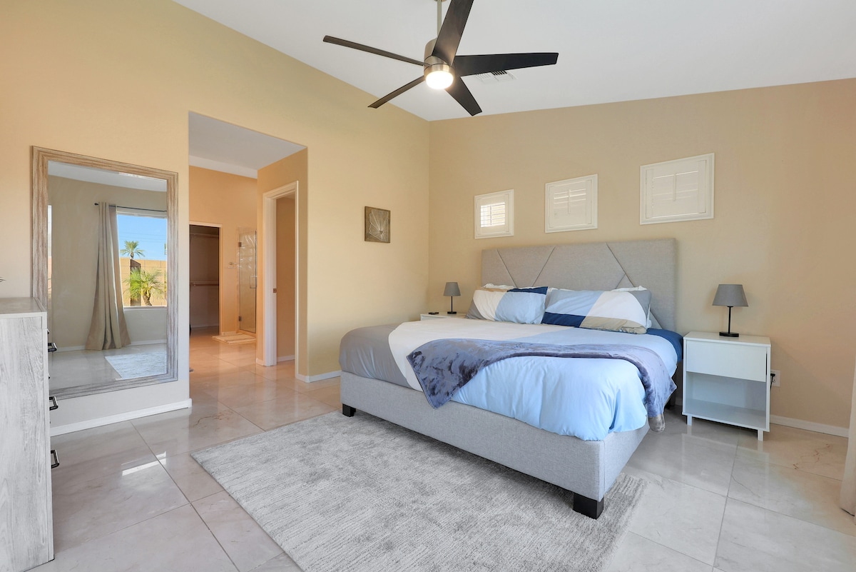 استمتع بالنوم بشكل مريح على ملاءات وألحفة ذات جودة فندقية في غرف نوم مصممة بعناية.