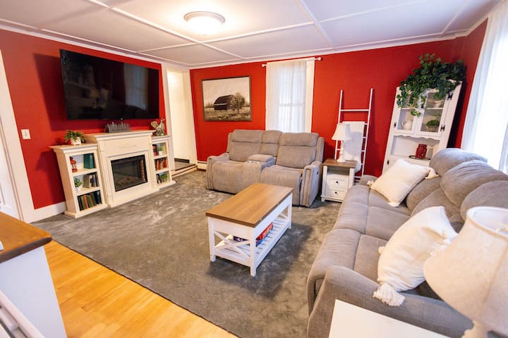 Farmhouse In Newport - Sunapee, NH