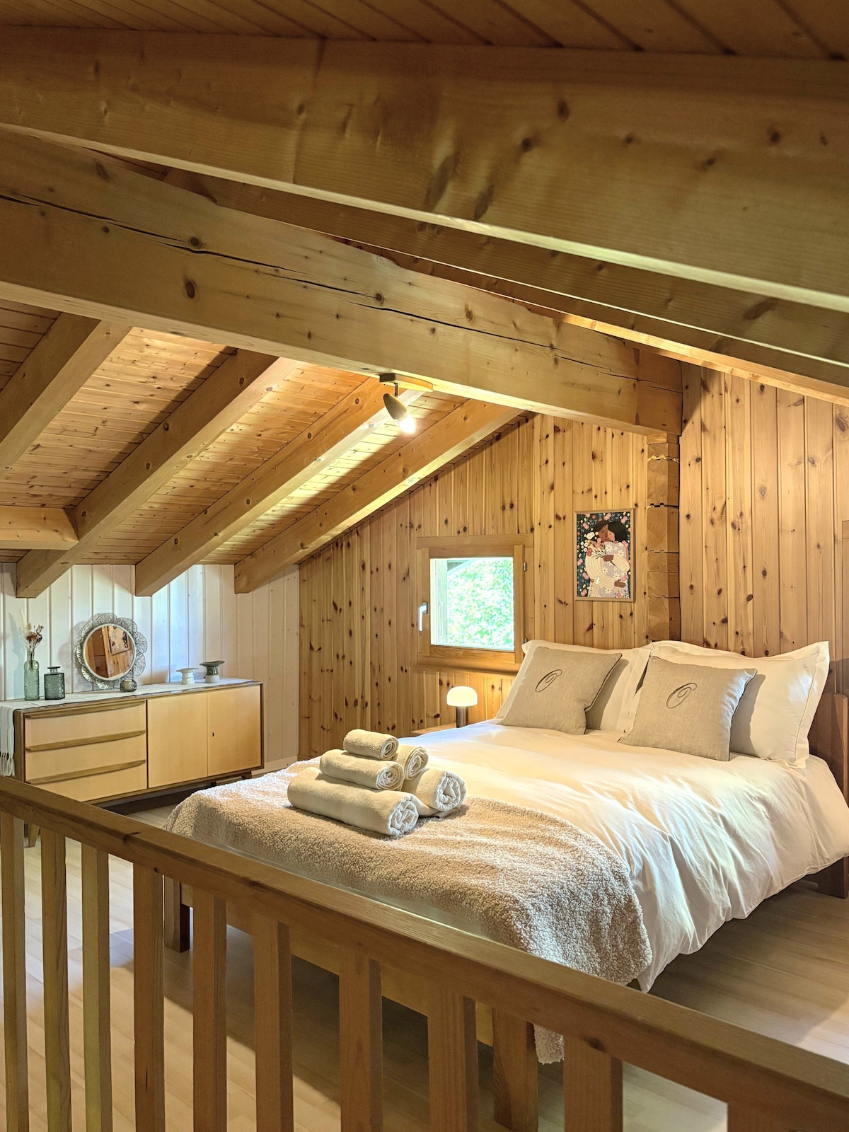 Gran habitación luminosa bajo las vigas, con cómoda cama doble y cálida zona de estar. Espacio acogedor y espacioso, ideal para relajarse después de un día activo. Armario y almacenamiento integrado.