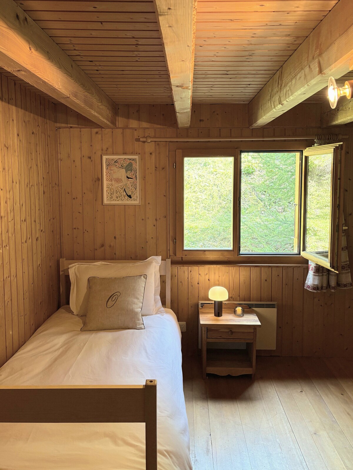 Amplia y luminosa: Una habitación de estilo chalé, con una cama individual, ideal para descansar después de un día de senderismo. Con un armario con almacenamiento.