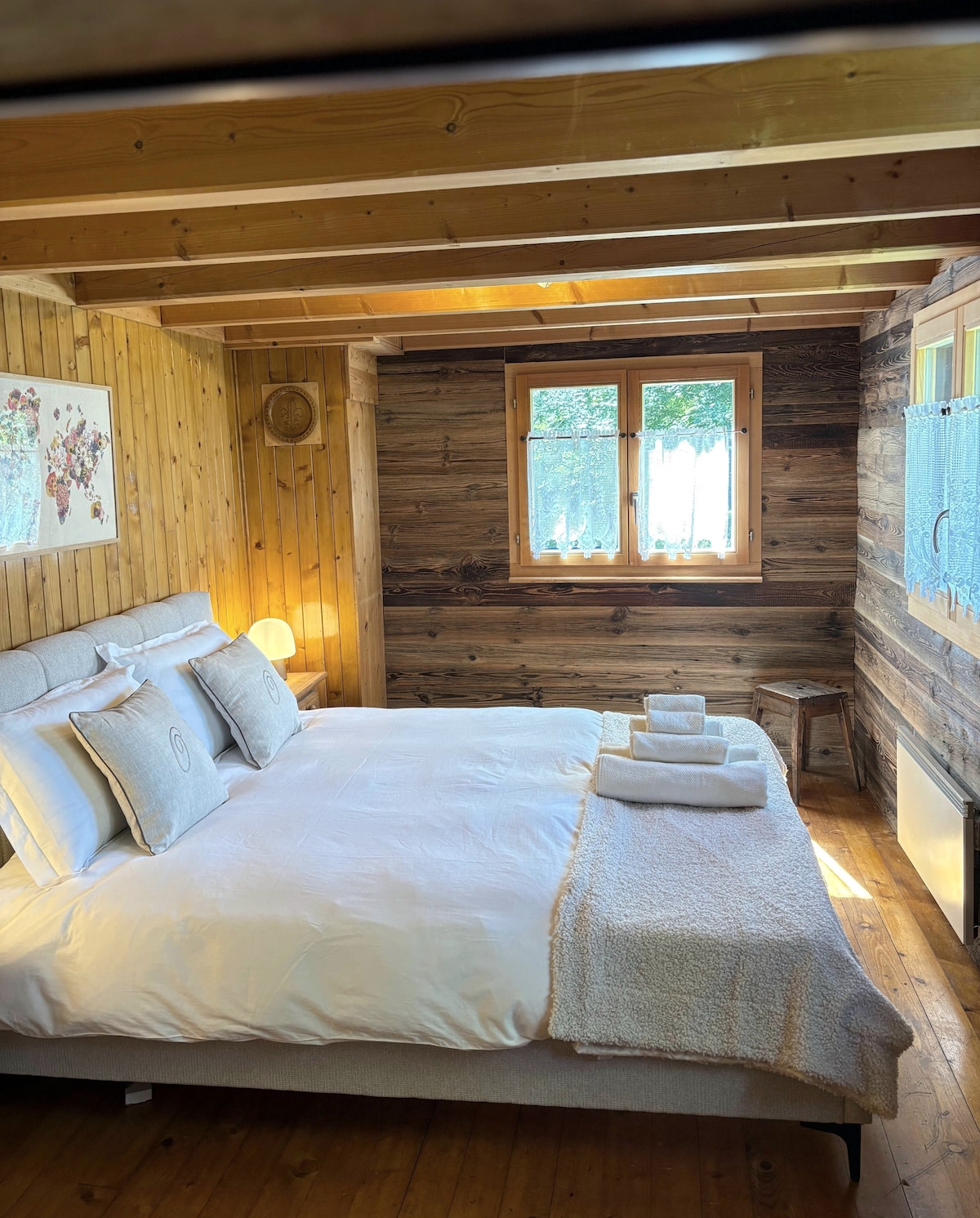 Acogedora habitación doble con una cómoda cama tamaño Queen, vestida de madera y bañada en luz natural. Ambiente acogedor y relajante, perfecto para noches tranquilas después de un día en la montaña.