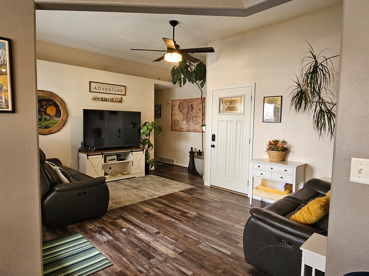 Top performing Airbnb: 2BR • Full Kitchen • Spacious Stay • Middle Earth in Cedar City