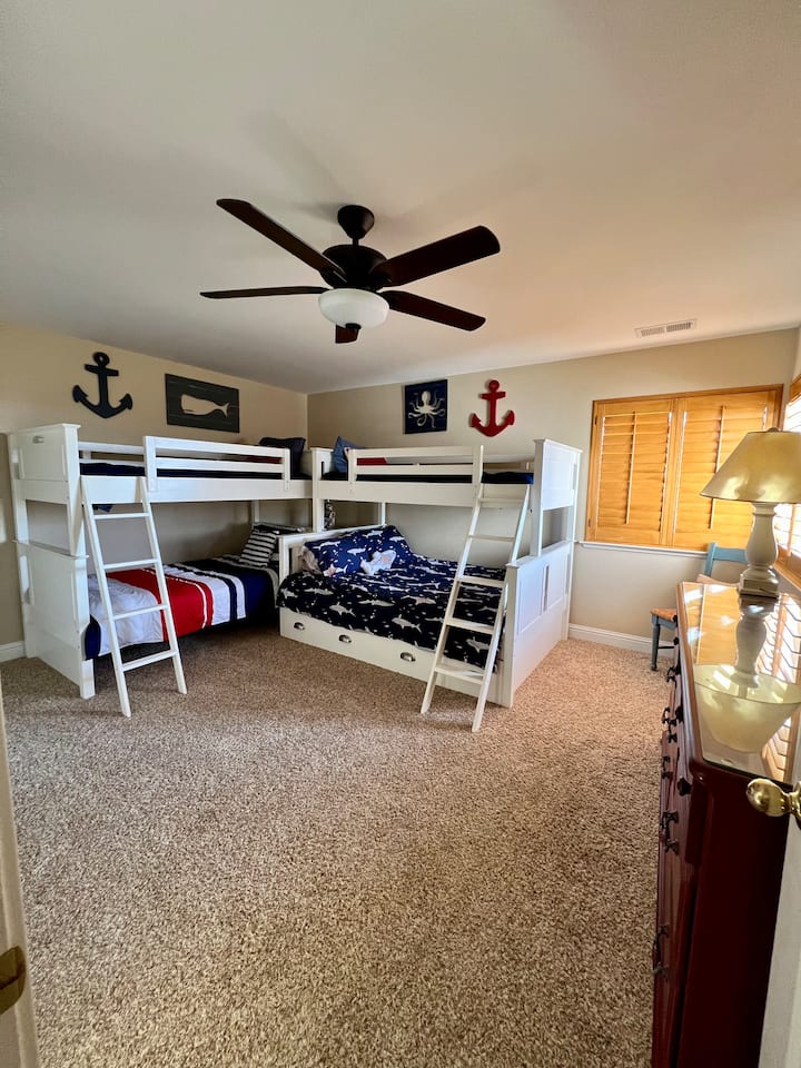 Семейна спалня за деца/семейство на горния етаж - 2 двуетажни легла (1 единично легло над единично легло и 1 единично легло над двойно легло с изтеглящо се двойно легло)