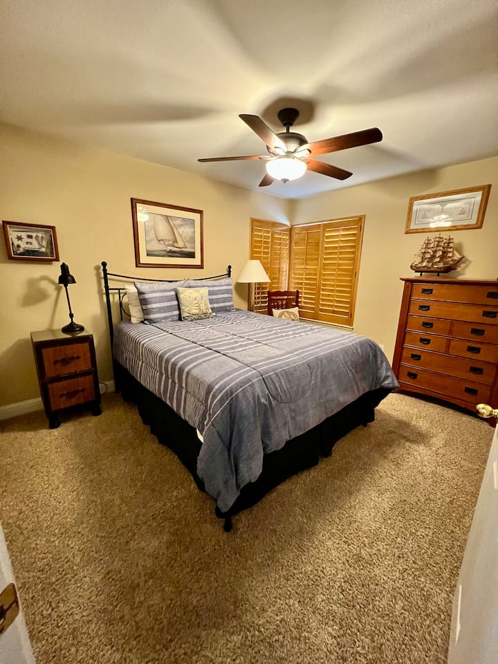 Спалня на приземния етаж – пълна баня наблизо 