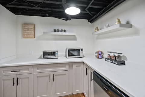 Top Airbnb: Cozy in Canton | Private Driveway | Pet Friendly in Baltimore