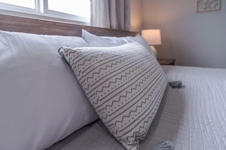 El dormitorio a la izquierda tiene vistas sin restricciones a la vía fluvial costera y a las marismas. Cama tamaño king grande y baño de tamaño completo. Combinación de lavadora/secadora ubicada en el armario, así como una tabla de planchar y plancha.