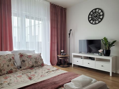 Successful Airbnb property: Factory apartment in historical estate, A/C, Metro in Praga Północ