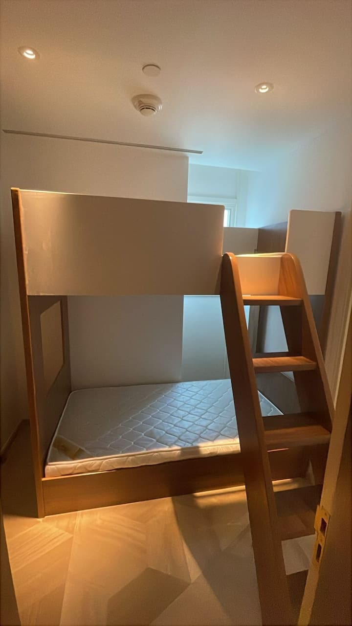 חדר קטן ונוח עם מיטת קומותיים, מושלם לאורחים נוספים. ליהנות מהשירותים הטובים ביותר של פאלם ג'ומיירה עם חוף פרטי, בריכות, ספא ואוכל יוקרתי ב-FIVE Palm Jumeirah.