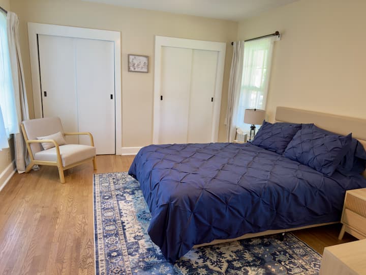 Kitanda chetu cha Queen ni povu la kumbukumbu lenye sehemu ya juu ya mianzi ya kupoza. Imetengenezwa huko North Carolina. Furahia mwonekano wa ua wa nyuma kutoka kwenye kiti chenye starehe! Sehemu nyingi za kabati! Mapazia ya rangi nyeusi kwa ajili ya usingizi mzuri wa usiku.
