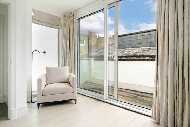 Stunning Knightsbridge 4 bedroom house w/ balcony