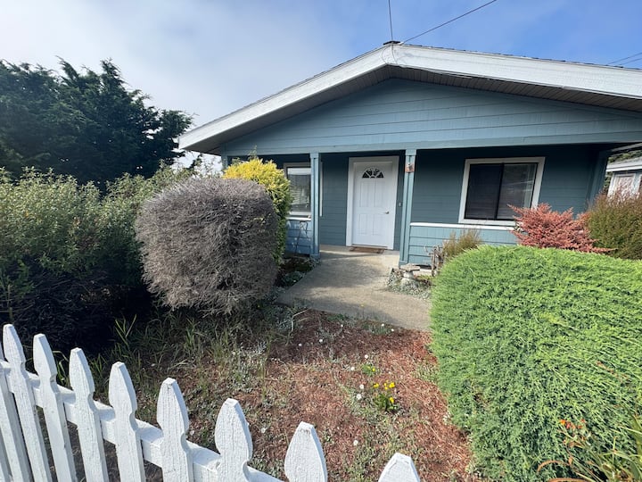 Cozy Coastal Cottage - Gold Beach, OR