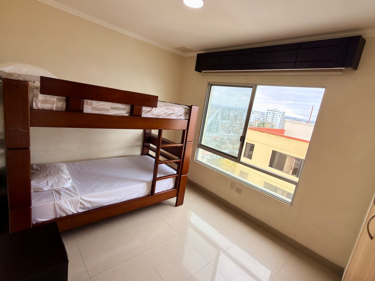 房间内设有双层床，可欣赏美丽的海景，是每个人享受舒适、自然光线和令人难忘日出的理想场所。 非常适合家庭和团体入住。