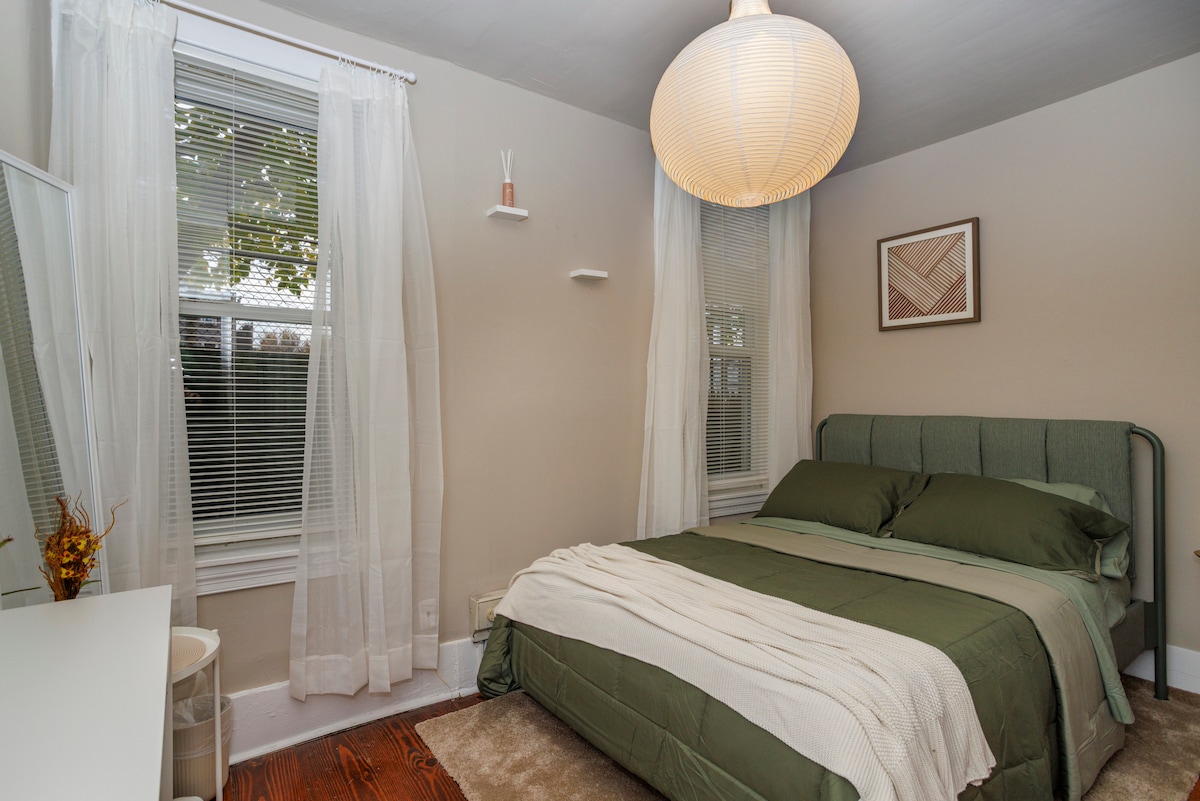 Charming 2BR in Heart of City w/ Outdoor Space