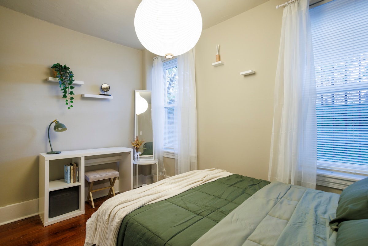 Charming 2BR in Heart of City w/ Outdoor Space