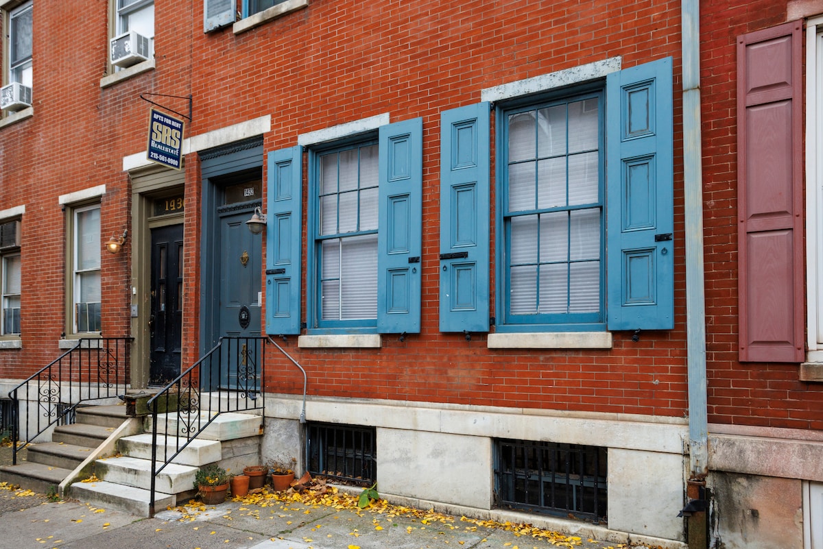 Charming 2BR in Heart of City w/ Outdoor Space