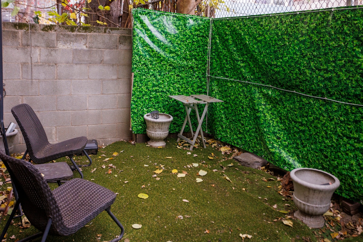 Charming 2BR in Heart of City w/ Outdoor Space