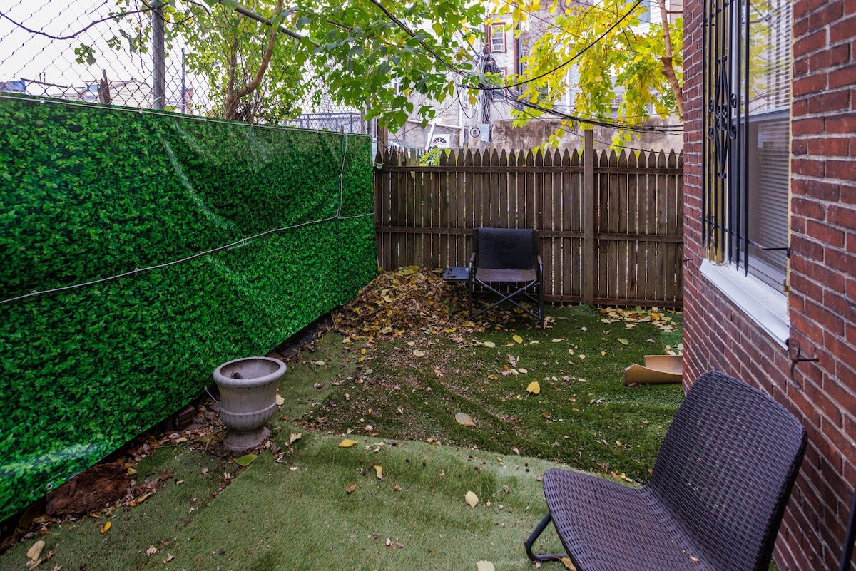 Charming 2BR in Heart of City w/ Outdoor Space