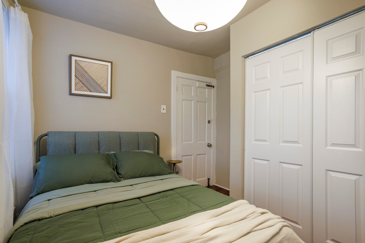 Charming 2BR in Heart of City w/ Outdoor Space