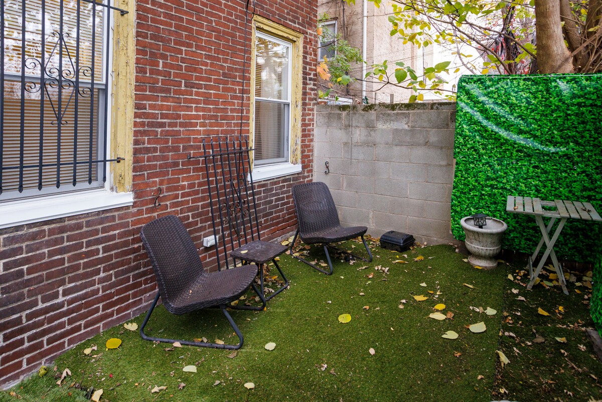 Charming 2BR in Heart of City w/ Outdoor Space