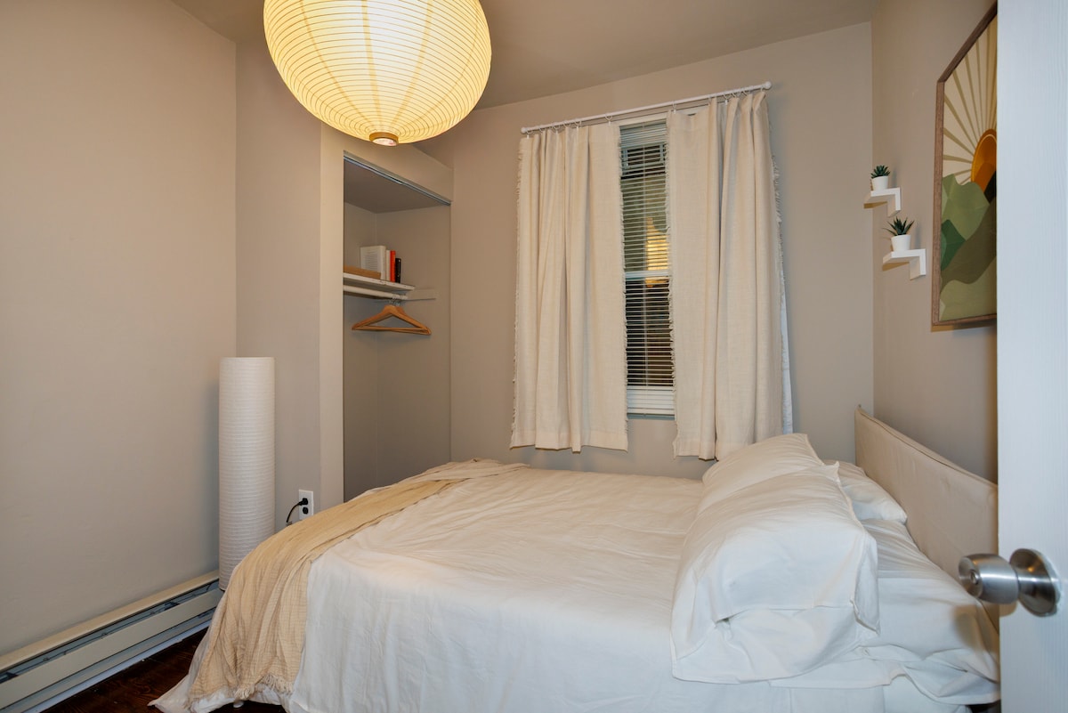 Charming 2BR in Heart of City w/ Outdoor Space