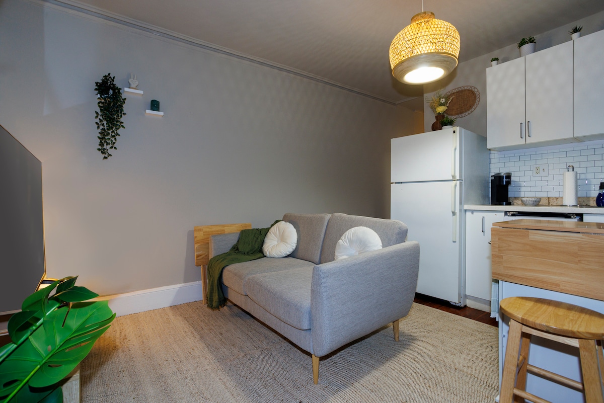 Charming 2BR in Heart of City w/ Outdoor Space