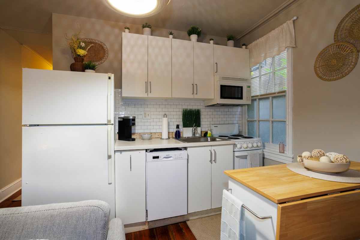 Charming 2BR in Heart of City w/ Outdoor Space