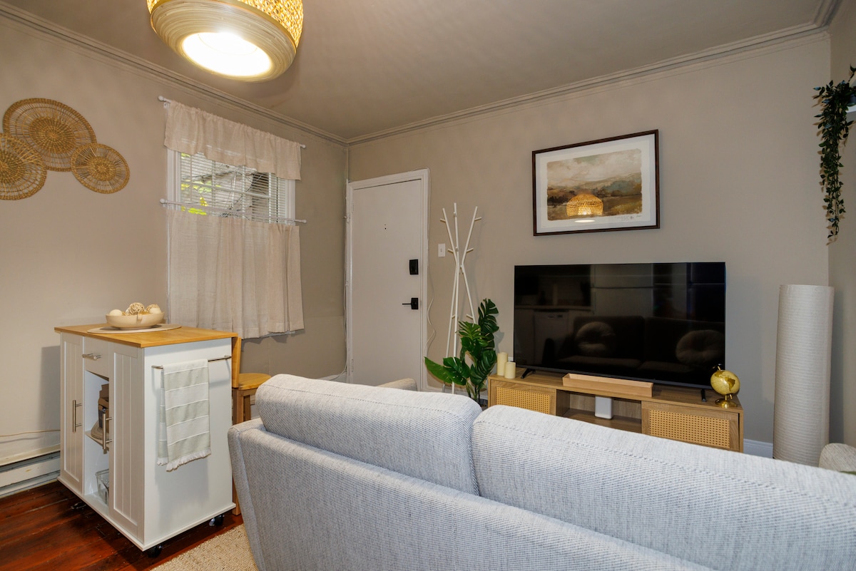 Charming 2BR in Heart of City w/ Outdoor Space