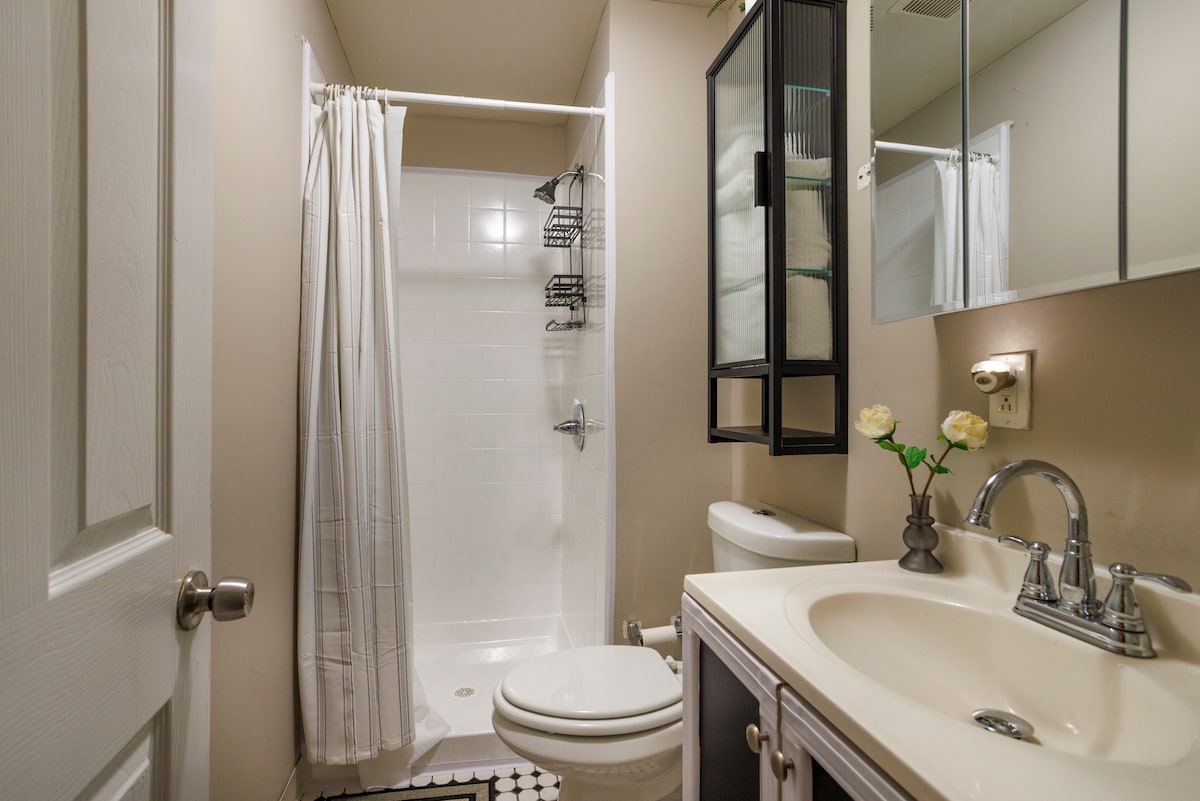 Charming 2BR in Heart of City w/ Outdoor Space