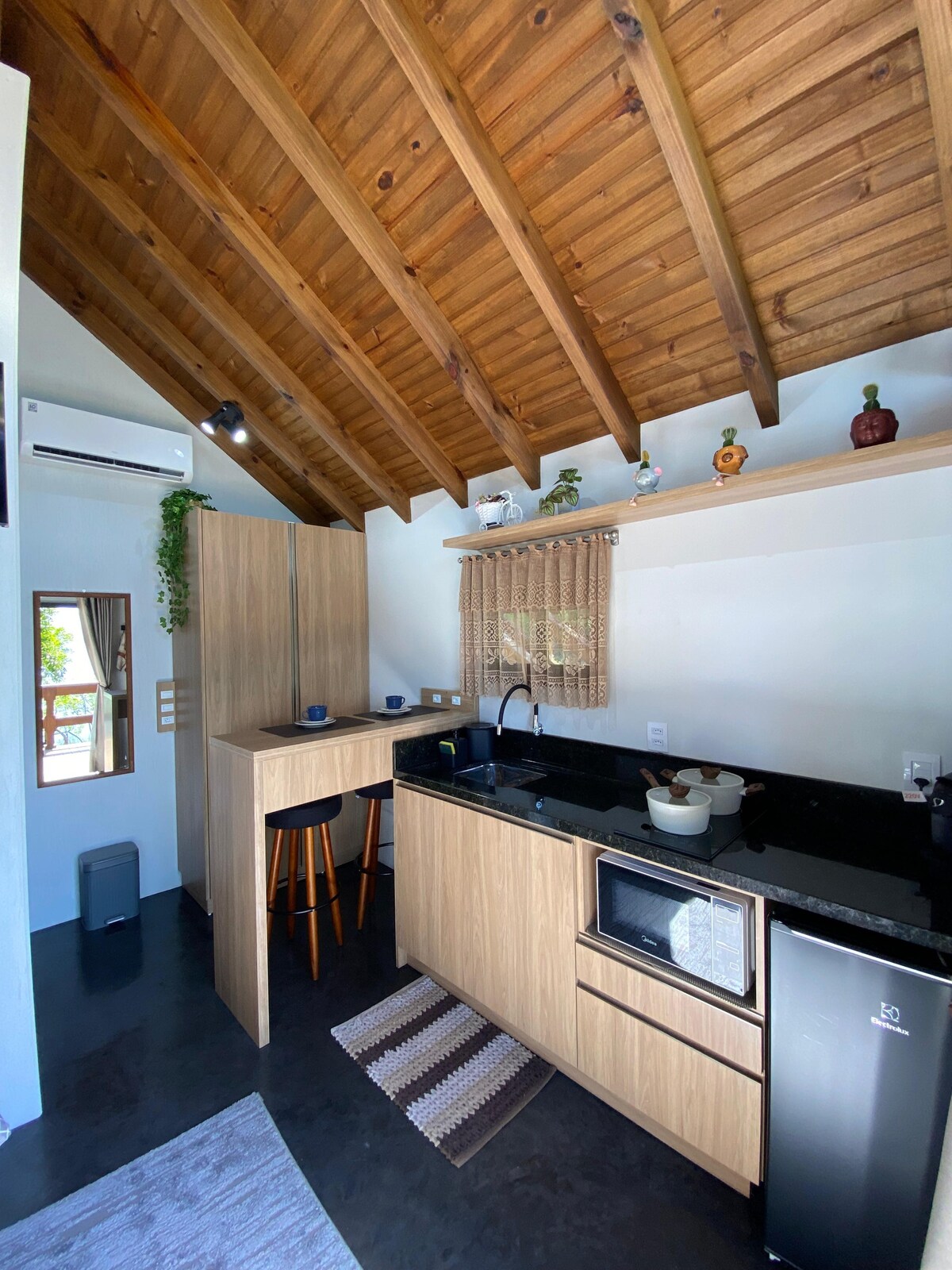 Top performing Airbnb: Enkanto da Lagoa-Chalé Gralha Azul, Breakfast. in Garopaba