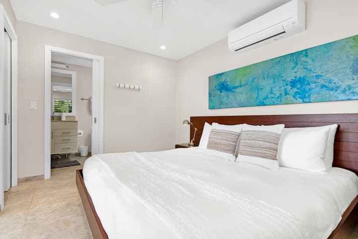 Dormitorio principal en el piso inferior con baño privado... Despiértate con impresionantes vistas de la naturaleza.